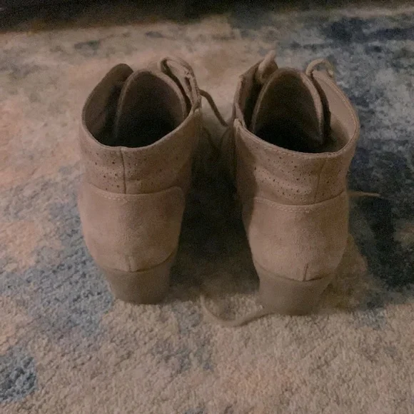 Size 4 girls dress boot. Hardly wore still in great shape! - Picture 2 of 3